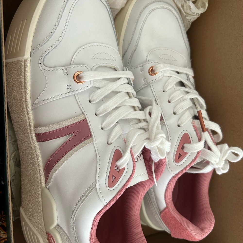 Lacoste EVO L002 Women's White and Pink Sneakers